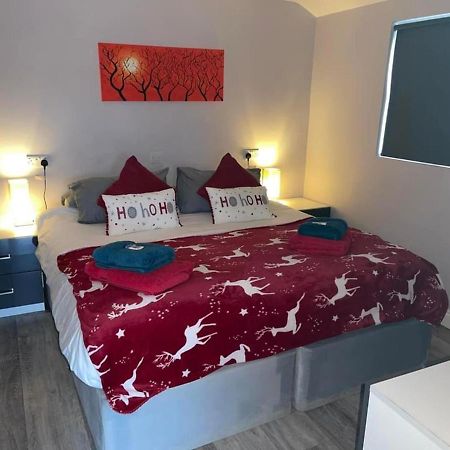 Deerfin Rentals Private Chalet With Hot Tub Ballymena Eksteriør billede
