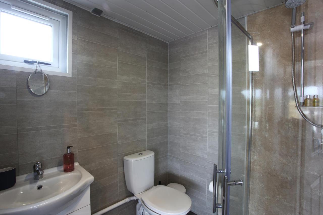 Deerfin Rentals Private Chalet With Hot Tub Ballymena Eksteriør billede