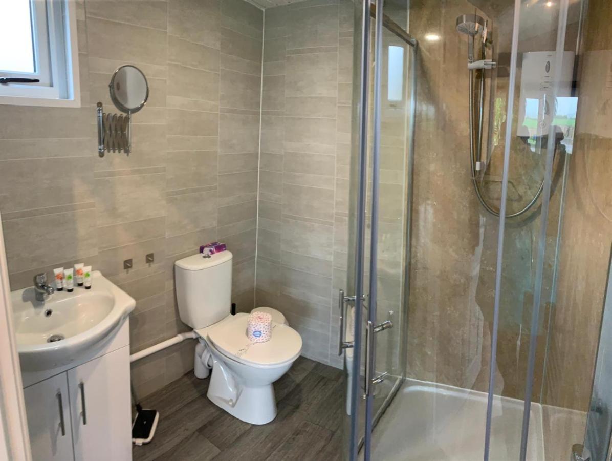 Deerfin Rentals Private Chalet With Hot Tub Ballymena Eksteriør billede